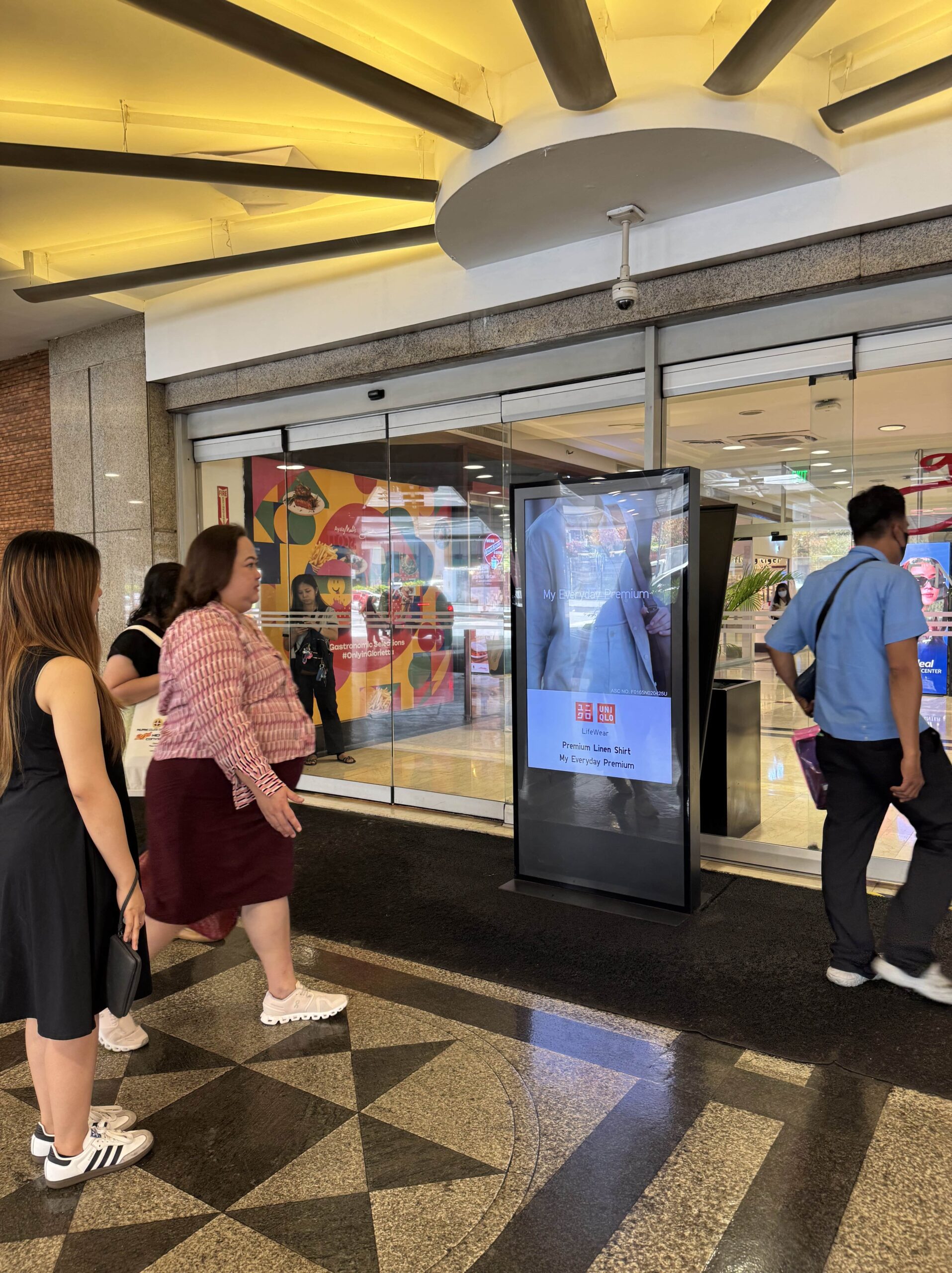 Glorietta 4, Drop-off Entrance
Mall Posterbox flashing Uniqlo Ad